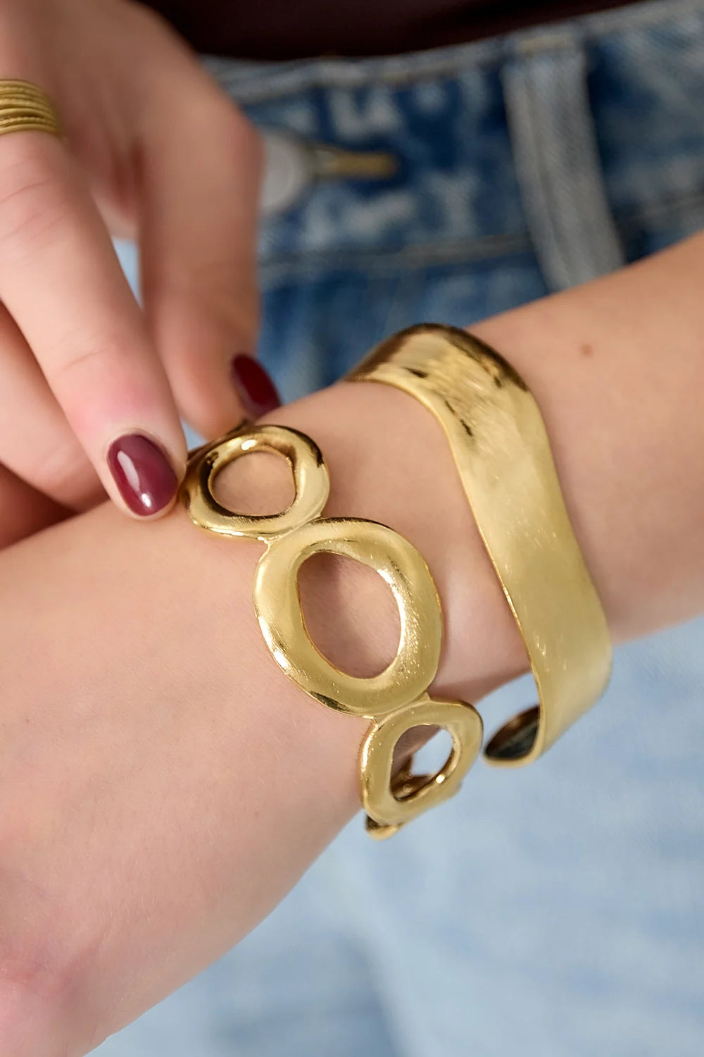 Chunky bangle met organische cirkels - voorbeeld - Online kopen bij niniforyou