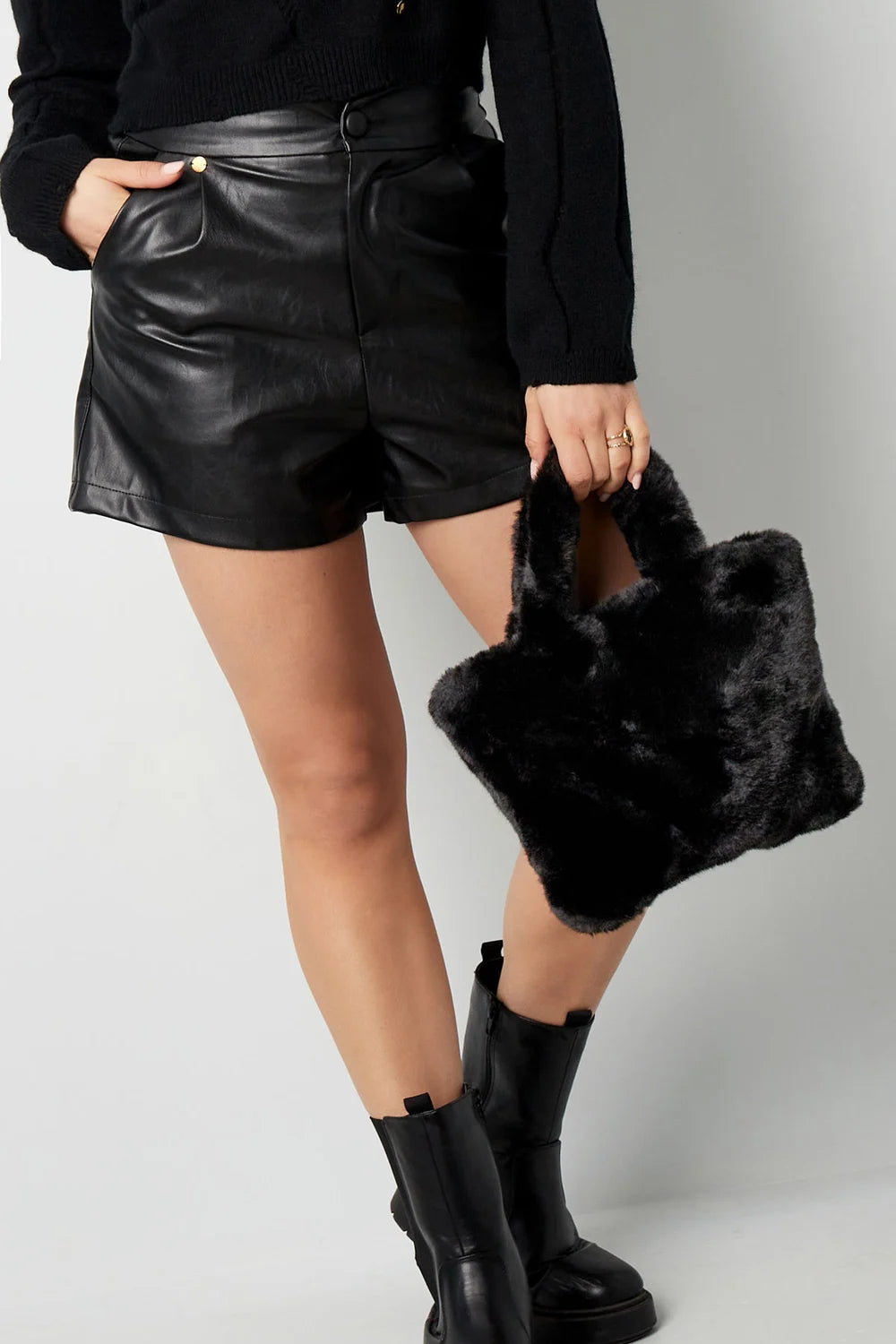 Faux fur city tas zwart klein – trendy zwarte city bag dames