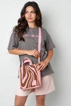 Kleine canvas tas zebra- roze bruin - draag voorbeeld - online kopen bij niniforyou.