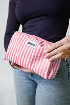 Make-up tas kleine strepen - fuchsia - model - online kopen bij niniforyou