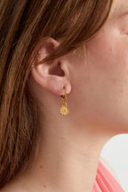 Sunset Petal – Oranje Bloemblaadje Gouden Oorbellen