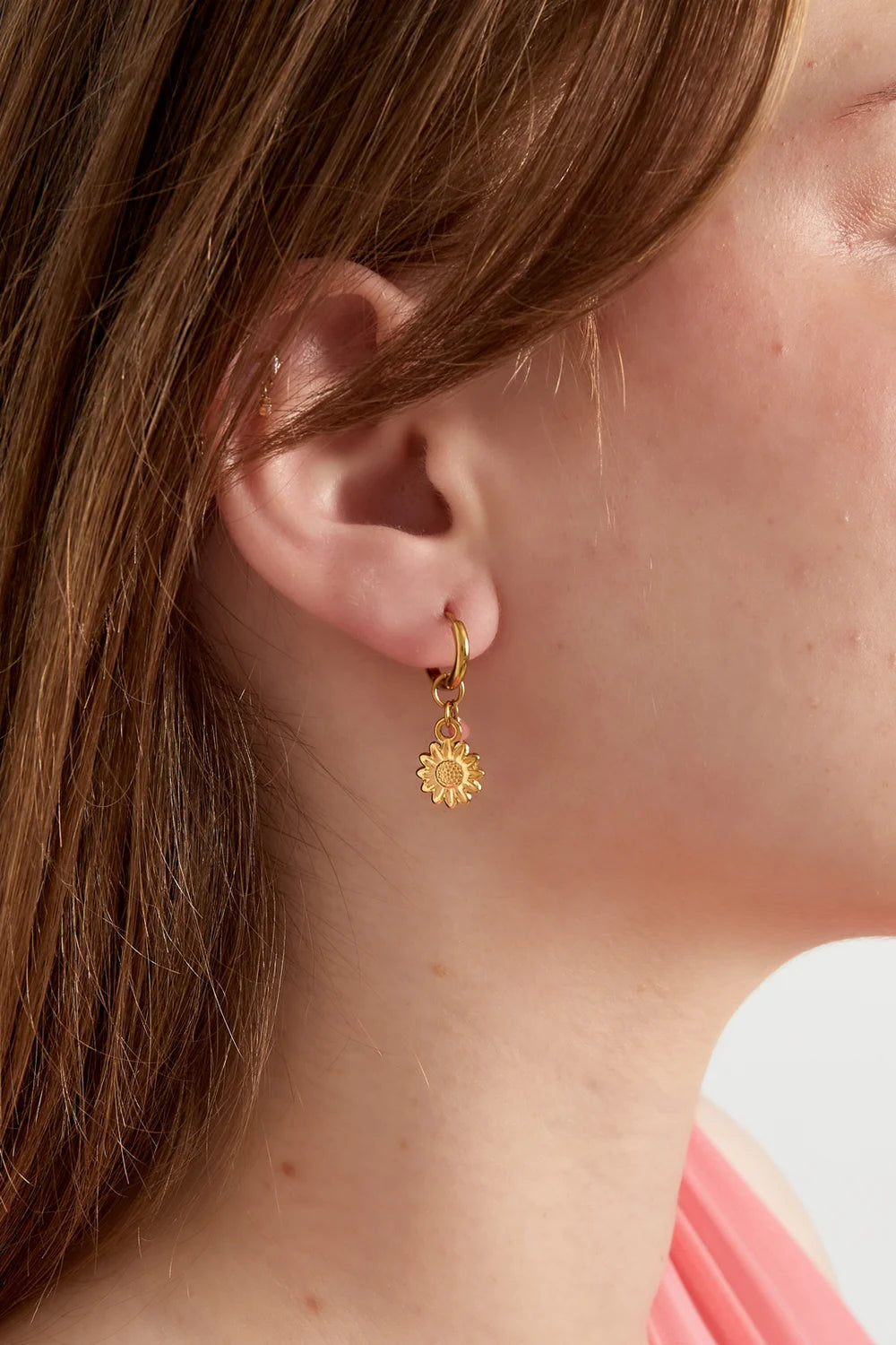 Sunset Petal – Oranje Bloemblaadje Gouden Oorbellen